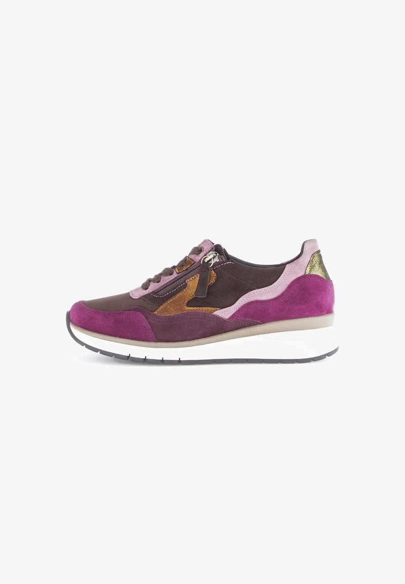 Multikleurige sportschoen met paarse en bruine suede, een gestructureerde geel-bruin accent en een witte rubberen zool met zwarte details.