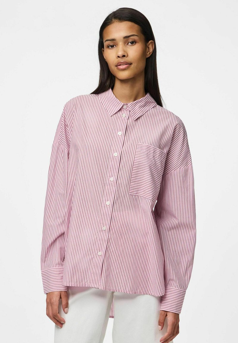Camicia a righe button-down in rosa chiaro e bianco con maniche lunghe, colletto, taschino sul petto e vestibilità comoda.