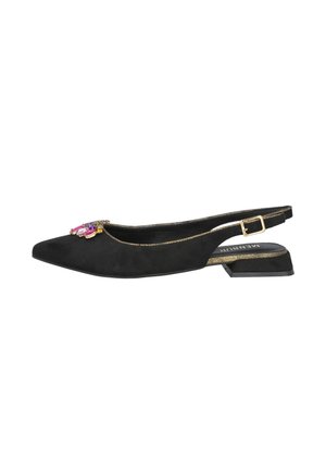 Zapato plano slingback negro puntiagudo con ribete dorado, piedras decorativas rosas y moradas en la parte delantera, y un pequeño tacón cuadrado con correa y hebilla.