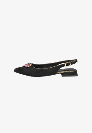 Zapato plano slingback negro puntiagudo con ribete dorado, piedras decorativas rosas y moradas en la parte delantera, y un pequeño tacón cuadrado con correa y hebilla.