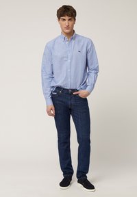 Blauw-wit gestreepte overhemd met knopen, lange mouwen, denim jeans, donker marineblauwe kleur, casual schoenen, slim fit, gladde textuur, minimale branding.