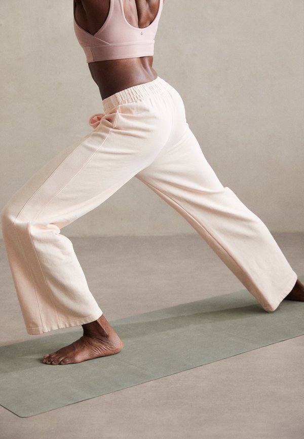 ADVENTURE TRACKPANT - Tracksuit bottoms - washed blush