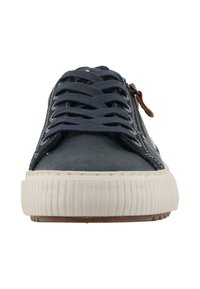 Sneaker blu navy con tomaia in tessuto testurizzato, suola in gomma bianca e chiusura con lacci. Presenta dettagli cuciti e una cerniera laterale.