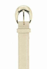 Beige suede riem met een brede, gepolijste zilveren ronde gesp. De riem heeft een glanzende afwerking en nauwkeurige stiksels langs de randen.