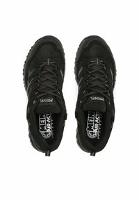 Czarne buty sportowe z przewiewną siateczką, gumową podeszwą, teksturowanymi detalami oraz systemem sznurowania, z logo na wkładce.