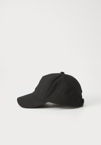 Svart bomullsbasketcaps med buet skygge, teksturert stoff, ventilasjonsåpninger og justerbar stropp bak.