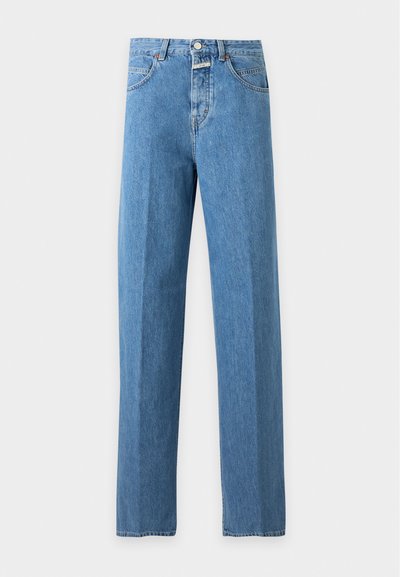 Jean droit en denim bleu à taille haute, fermeture à bouton, passants de ceinture, poches avant et coutures apparentes, présenté sur un fond uni.