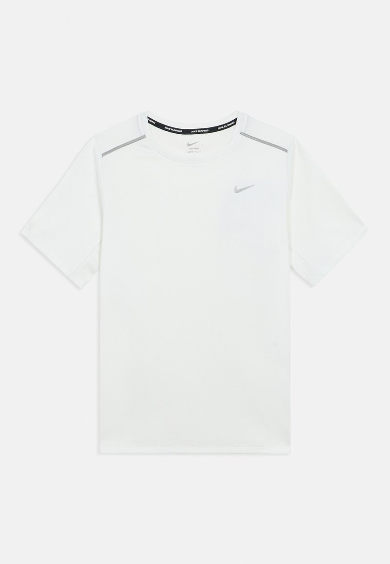 Λευκό αθλητικό μπλουζάκι με κοντά μανίκια και στρογγυλή λαιμόκοψη,  με γκρι λεπτομέρειες στους ώμους και μικρό μαύρο λογότυπο Nike στο στήθος.