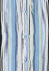 Tissu à rayures verticales avec des lignes bleues, blanches, jaunes et noires, avec trois boutons bleu clair au centre.