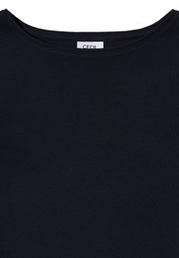 Tmavě modré tričko vyrobené z měkké bavlny. Má kulatý výstřih a krátké rukávy, s hladkou texturou a bez viditelných vzorů či designů.
