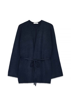 Námornícky modrá pletená cardigan s tkanicou v páse, otvorený predok a dlhé rukávy. Mäkká textura a minimalistický dizajn, bez zapínania.