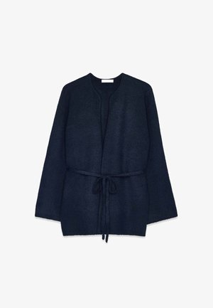 Navyblauw, gebreid vest met een strik in de taille, open voorkant en lange mouwen. Zachte textuur en minimalistisch ontwerp, zonder sluitingen.