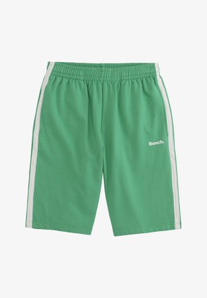 Grüne Sportshorts aus weichem Material, mit einem weißen Seitenstreifen und einem elastischen Bund, der mit einem kleinen "Bench."-Logo versehen ist.