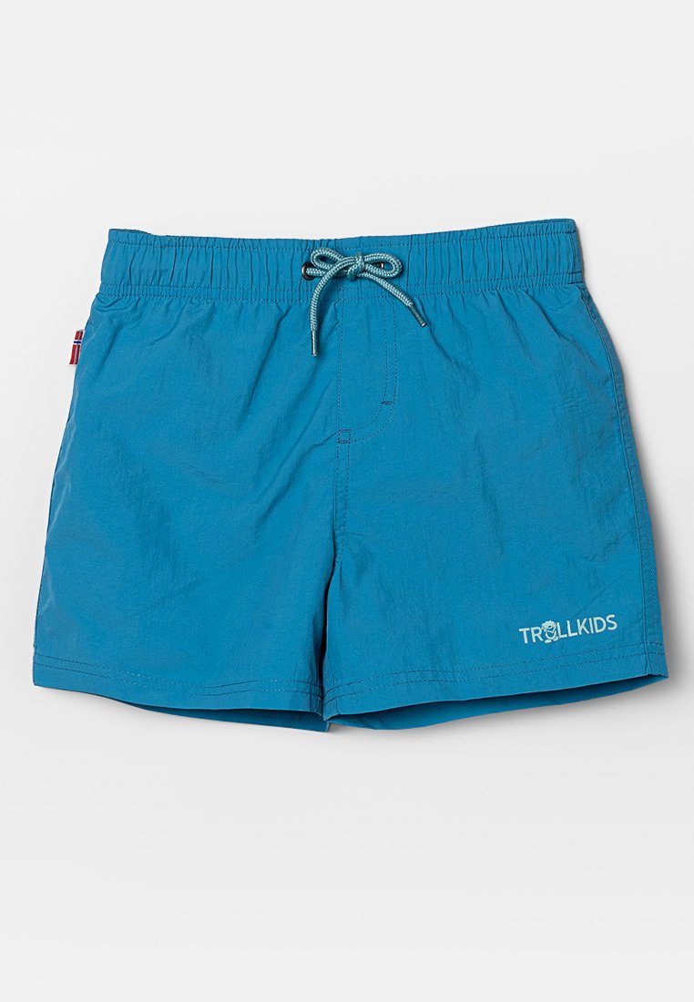 Blå simshorts gjorda av lättviktsmaterial, med resårmidja och dragsko samt en vit "TROLLKIDS"-logotyp på sidan.