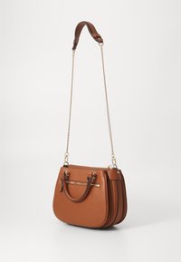 Borsa a tracolla in pelle marrone con una texture liscia, dotata di doppi manici e di una tracolla a catena rimovibile. Include una tasca frontale con zip e dettagli in oro.