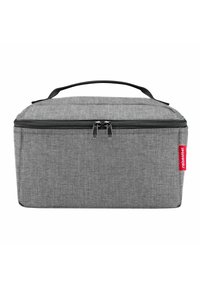Bolsa de almuerzo de tela gris con forma rectangular, cierre de cremallera, asa superior y acento de logo rojo. Superficie texturada con un diseño moderno.