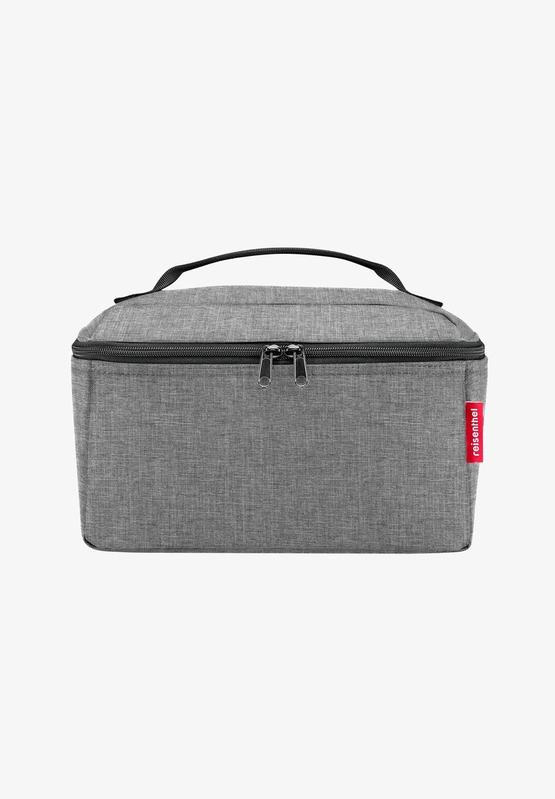 Bolsa de almuerzo de tela gris con forma rectangular, cierre de cremallera, asa superior y acento de logo rojo. Superficie texturada con un diseño moderno.