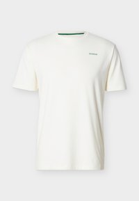 Λευκό κοντομάνικο t-shirt με στρογγυλή λαιμόκοψη και μικρό πράσινο τύπωμα "30904" στο επάνω αριστερό μέρος του στήθους, καθώς και πράσινη λεπτομέρεια στο εσωτερικό του γιακά.