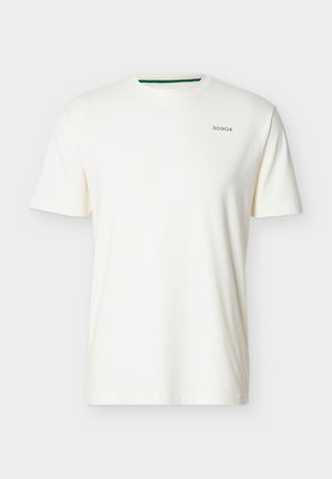 Tricou alb cu mâneci scurte și guler rotund, cu un mic imprimeu verde „30904” pe partea stângă sus a pieptului și un detaliu verde pe interiorul gulerului.