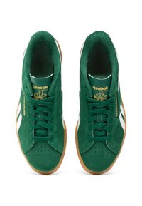 Baskets en daim vert avec des accents blancs, semelle en gomme, et bout rond. Présente des détails de logo dorés et un système de laçage plat.