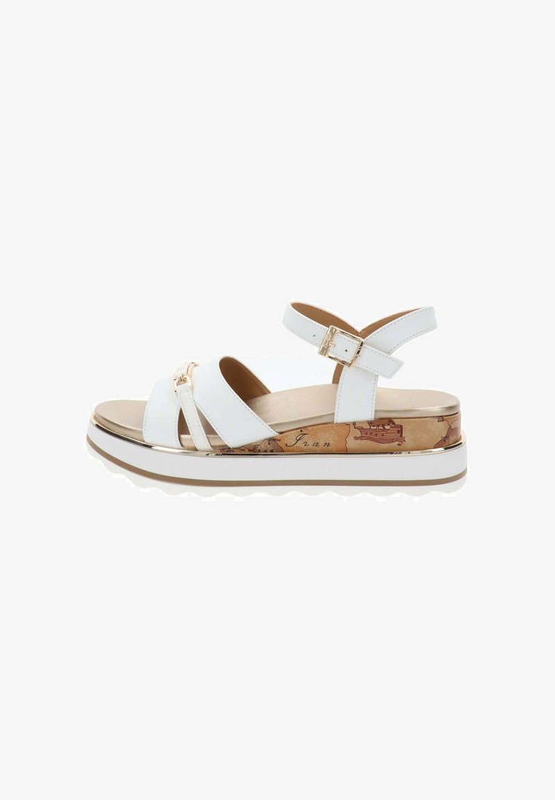 Sandalia de plataforma blanca con correa en el tobillo, hebilla dorada, estampado decorativo de mapa en la entresuela y suela blanca con relieves.