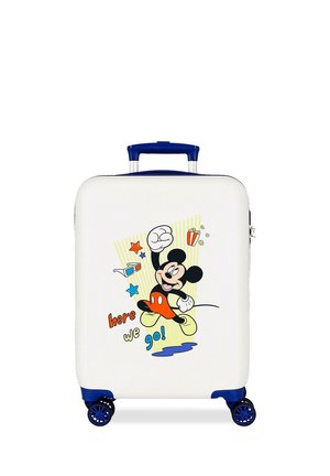 Maleta blanca con asa y ruedas azules, con un Mickey Mouse saltando, palomitas de maíz, gafas 3D, estrellas y el texto "¡Aquí vamos!" en letras coloridas.