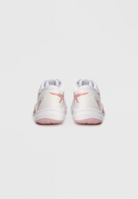 Scarpe sportive bianche con accenti rosa, dotate di una tomaia in sintetico liscio, colletto imbottito e suola in gomma testurizzata.