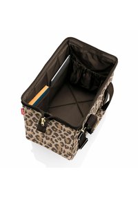 Bolsa de almacenamiento con estampado de leopardo y un interior marrón, cierre de cremallera, bolsillos interiores, base plana y asas resistentes para un fácil transporte.