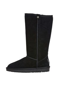 Bota negra hasta la rodilla hecha de suave gamuza, con suela plana, detalles de costura y un acento de botón para el cierre.