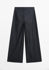 Pantalons à jambes larges en denim noir avec une finition texturée. Dotés d'une ceinture lisse et d'une poche arrière simple. La couleur est homogène sur l'ensemble.