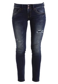 Kapeita farkut tummansinisestä denimistä, jossa on haalistunut viimeistely. Ominaisuuksiin kuuluu kaksi etunappia, kuluneita kohtia ja slim fit -lahkeet.