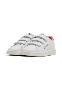Weiße Ledersneaker mit drei Klettverschlüssen, pinkem Innenfutter und hellbrauner Gummisohle. Mit Logo an der Seite.