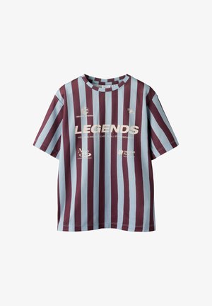 Camiseta de manga corta con rayas verticales en marrón y azul claro y logotipos de texto en blanco, incluyendo la palabra "LEGENDS" en negrita en el pecho.