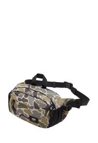 Marsupio mimetico in tonalità di verde e marrone, realizzato in tessuto resistente, dotato di scomparti con zip multipli e una tracolla regolabile.