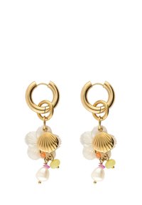 Goldene Creolen mit einem Muschel-Anhänger und verschiedenen Perlen in Weiß, Orange, Gelb und Pink. Strukturiertes Design mit hängenden Details.