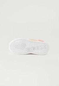 Talpa de sneaker din cauciuc alb cu accente portocalii, perforații hexagonale și caneluri texturate; prezintă brandul "GEOX" pe lateral.