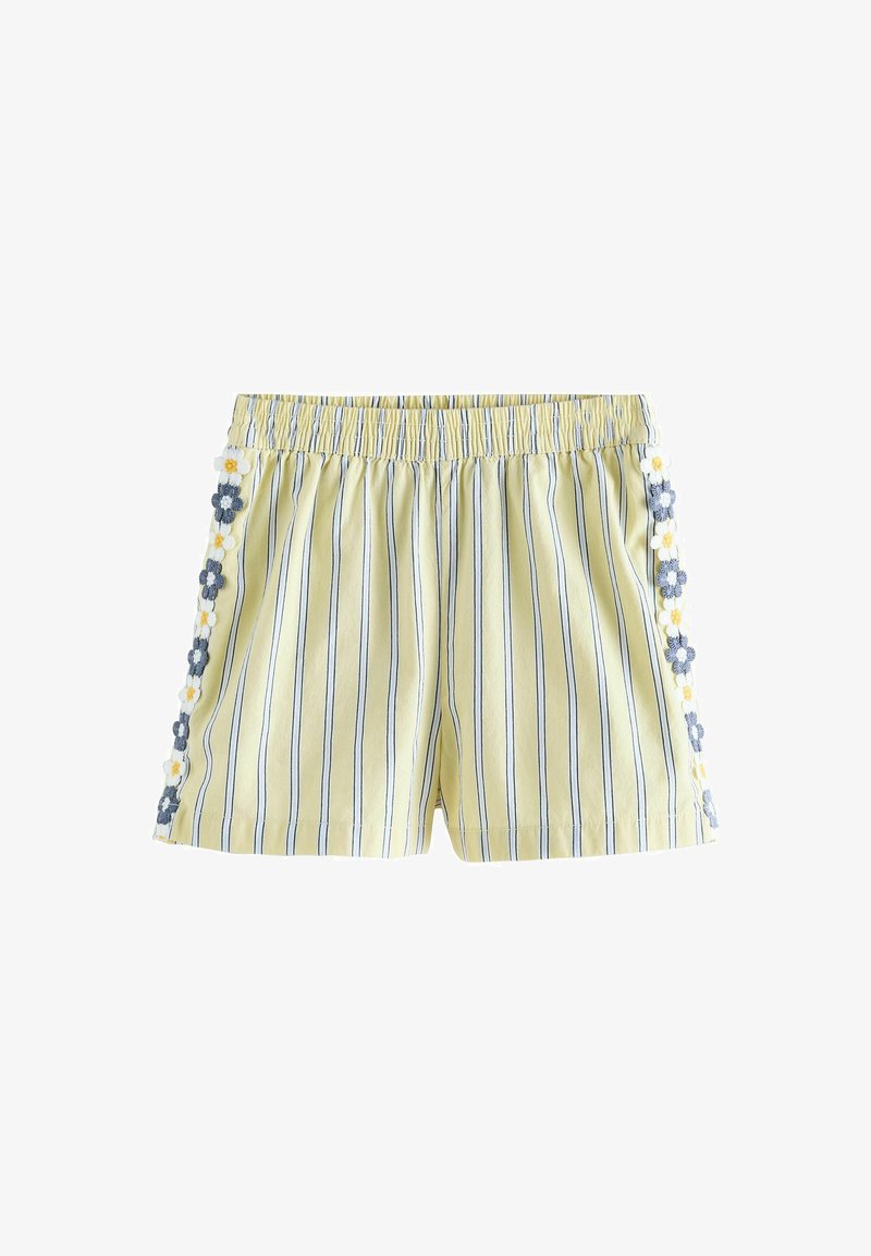 Shorts jaune pâle à rayures verticales bleu marine, taille élastique, et décoration de fleurs brodées bleues et blanches le long des coutures latérales.