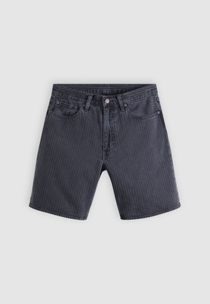 Ciemnoszare szorty jeansowe do kolan z subtelnymi pionowymi paskami, z przodu guzikiem, zamkiem błyskawicznym i wzorem z pięcioma kieszeniami.