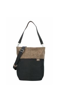 Bolso de hombro de lona con solapa superior marrón, cuerpo gris, correa ajustable y un parche con logo en la parte frontal. Textura suave, diseño práctico.