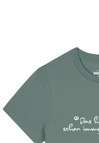 Korte mouwen groene T-shirt van katoen met een ronde halslijn, voorzien van witte tekstontwerp aan de voorkant. Gladde textuur.