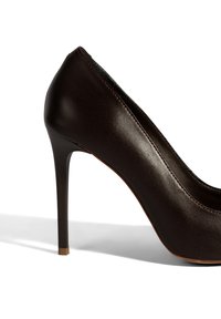 Bruine leren hoge hakpumps met een slank silhouet, puntige neus en een stilettohak. Smooth textuur en minimale stikseldetails.