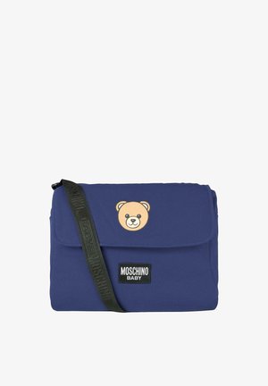 Granatowa torba na ramię wykonana z materiału, z motywem twarzy niedźwiedzia na klapce oraz czarnym paskiem z logo z tekstem "MOSCHINO BABY".