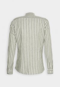 Camicia a maniche lunghe a strisce verdi e bianche, realizzata in lino, con colletto e polsini a bottone, dotata di un orlo dritto.