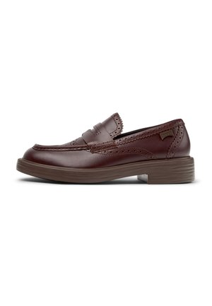Mocasín de cuero marrón con detalles de brogue, punta redondeada y una suela de caucho marrón resistente y texturizada. Diseño casual con un tacón bajo.