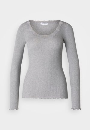 Top grigio a maniche lunghe a coste con scollo e orlo in pizzo a scallop, silhouette aderente, realizzato in un materiale morbido e elasticizzato.