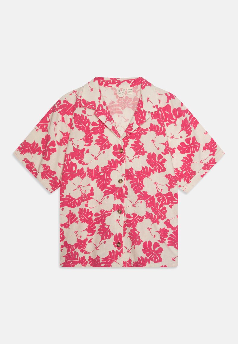 Camisa de manga corta en tejido beige claro con un estampado de flores y hojas en rosa brillante, con cierre de botones en el frente y un cuello clásico.