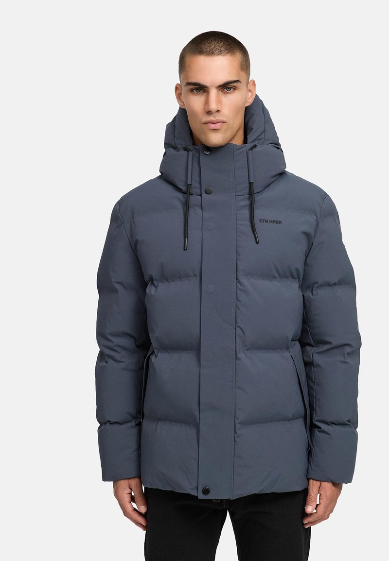 Puffjacka i mörkgrått, med dragkedja och tryckknappsstängning, hög krage, justerbar huva med dragsko och vadderad textur.