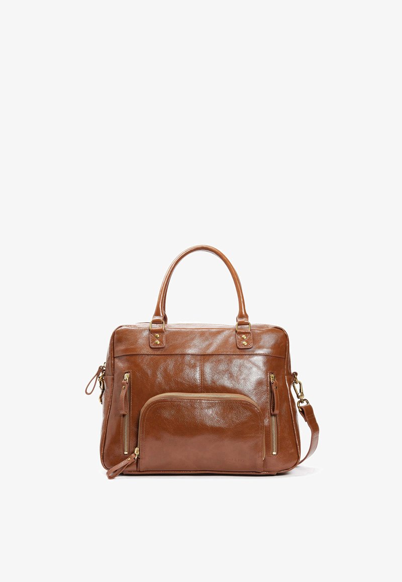 Sac en cuir marron avec une texture lisse, deux poignées supérieures, une bandoulière amovible et plusieurs poches zippées dans un design structuré.