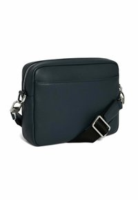 Bolso mensajero de cuero azul oscuro con una textura suave, forma rectangular, herrajes de plata y una correa negra ajustable. Cierre de cremallera en la parte superior.