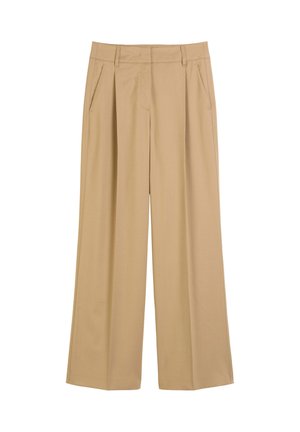 Pantalons larges beiges en tissu lisse, avec des plis à l'avant et deux poches latérales. Design structuré et lignes épurées.